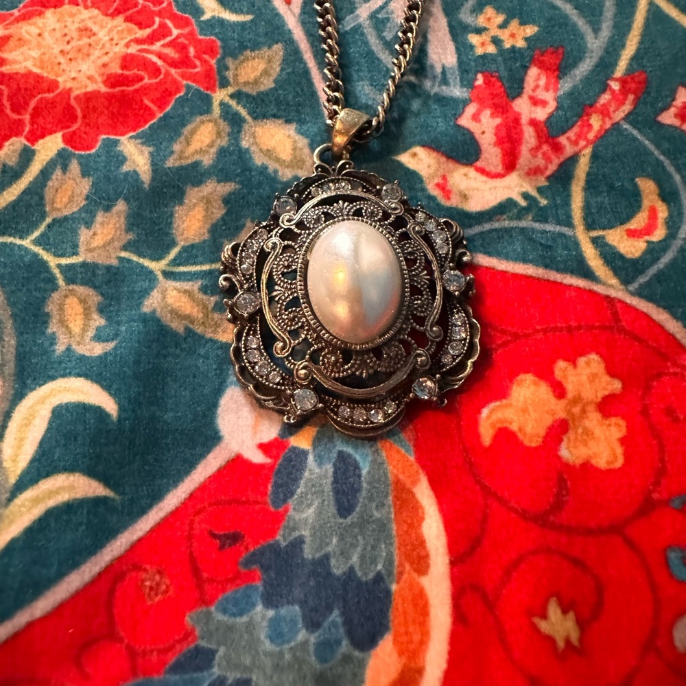 Elegant Gold and Silver Pendant Necklace